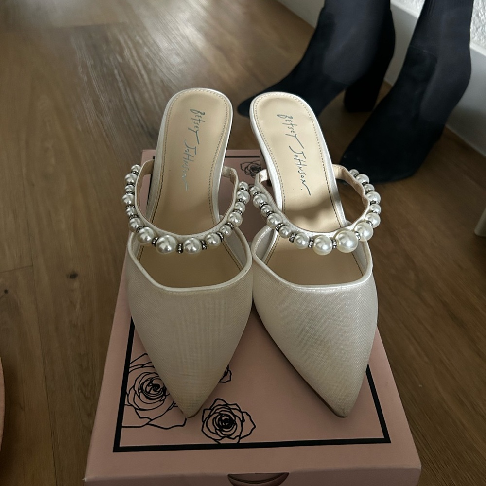 Elegant Pearl-Embellished Women's Mules